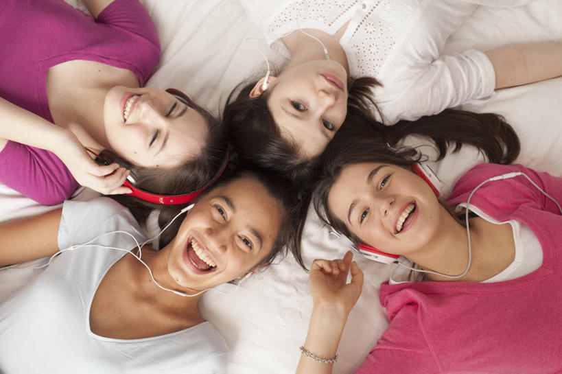 东方人,西方人,儿童,四个人,伙伴,朋友,躺,笑,摸,微笑,露齿笑,横图,室内,白天,快乐,满意,友谊,幸福,纯洁,床,卧室,欧洲,欧洲人,亚洲,抚摸,阴影,服装,反射,影子,双人床,床单,音响,音乐,听,注视,休闲装,黄种人,娱乐,被子,小孩,衣服,耳机,观察,看,享受,休闲,休闲服,放松,可爱,童年,童趣,服饰,观看,察看,舒适,被单,享乐,关注,复式,童真,烂漫,无邪,卧着,天真,友情,年轻女性,女孩,女人,女性,白种人,亚洲人,触摸,接触,躺着,卧,半身,彩图,睡房,卧房,女生