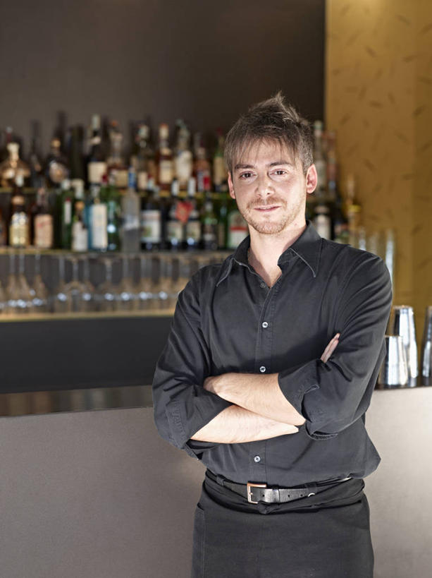 西方人,一个人,酒吧,站,双手交叉,竖图,室内,夜晚,正面,工作服,制服,聚会,奢侈,夜生活,欧洲,欧洲人,仅一个男性,仅一个人,一排,许多,整齐,很多,注视,娱乐,调酒师,玻璃制品,酒瓶,排列,仅一个年轻男性,玻璃瓶,瓶子,观察,看,站着,休闲,放松,观看,夜店,察看,双手抱胸,队列,关注,夜总会,工作制服,男人,男性,年轻男性,白种人,站立,半身,彩图,工作套服,酒吧间,酒馆