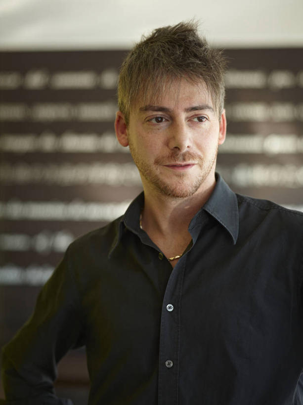 西方人,一个人,酒吧,站,竖图,室内,夜晚,正面,工作服,制服,聚会,奢侈,夜生活,欧洲,欧洲人,仅一个男性,仅一个人,仅一个中年男性,阴影,朦胧,模糊,反射,影子,注视,娱乐,调酒师,观察,看,站着,休闲,放松,观看,夜店,察看,关注,夜总会,工作制服,男人,男性,中年男性,白种人,站立,半身,彩图,工作套服,酒吧间,酒馆