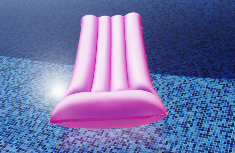 无人,体育馆,游泳池,横图,俯视,室外,特写,白天,水,床,阴影,光线,影子,塑料,水池,水面,泳池,粉色,阳光,塑料制品,气垫床,充气,游泳馆,彩图,高角度拍摄