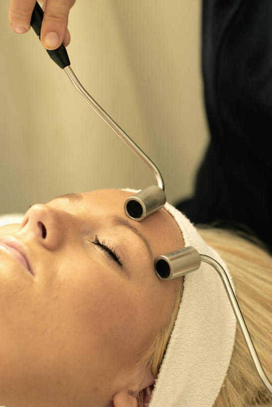 西方人,脸,头,脸颊,手,两个人,按摩师,坐,躺,闭眼,竖图,俯视,室内,特写,白天,按摩,美容,窗帘,床,欧洲,欧洲人,握,阴影,服装,装饰,反射,器材,束发带,影子,床单,拿,拿着,休闲装,被子,衣服,帘子,享受,休闲,健康,手部,休闲服,遮阳,握着,保健,服饰,单手,华丽,修饰,点缀,减肥,被单,指压,按摩床,衬托,美观,雅致,雅观,卧着,年轻女性,女人,女性,白种人,头部,脸部,脸蛋,面部,技师,闭眼睛,闭着眼,闭着眼睛,躺着,卧,坐着,半身,彩图,高角度拍摄,推拿,保健器材,瘦脸按摩器,搓背床,理疗床,美容床,指压床,保健人员