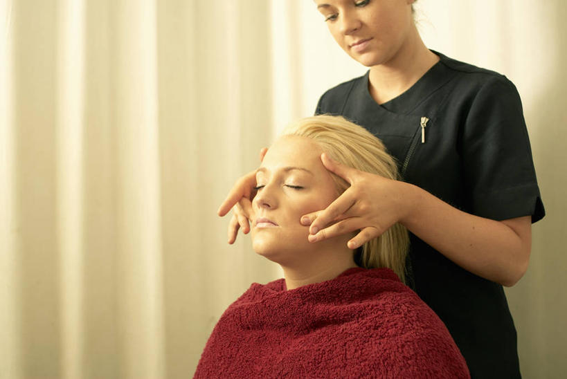 西方人,两个人,按摩师,商店,站,闭眼,横图,室内,白天,正面,工作服,制服,按摩,窗帘,欧洲,欧洲人,装饰,围兜,商铺,红色,帘子,站着,享受,健康,遮阳,保健,理发店,华丽,修饰,点缀,美发店,美容店,指压,理发围布,衬托,美观,雅致,雅观,市肆,商号,工作制服,剪发围布,理发围兜,围布,年轻女性,女人,女性,白种人,技师,闭眼睛,闭着眼,闭着眼睛,站立,半身,彩图,工作套服,推拿,店铺,保健人员