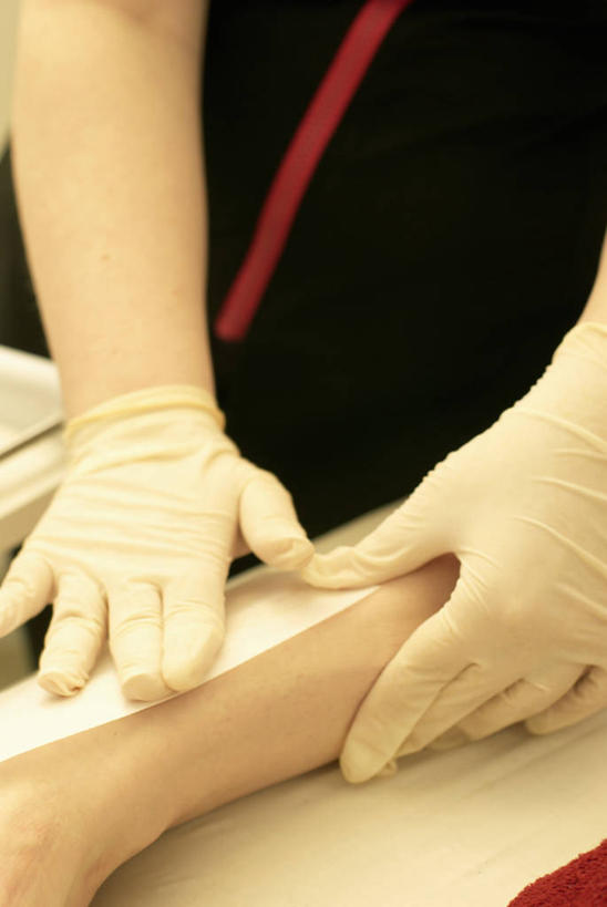 西方人,手,两个人,按摩师,站,竖图,室内,特写,白天,正面,工作服,制服,床,欧洲,欧洲人,双手,擦,抚摸,握,朦胧,模糊,床单,被子,手套,清洁,站着,手部,橡胶,擦拭,护理,脱毛,握着,被单,橡胶手套,橡胶制品,按摩床,医用手套,仪容,工作制服,揩擦,拭,仪表,年轻女性,女人,女性,白种人,技师,站立,半身,彩图,工作套服,搓背床,理疗床,美容床,指压床,蜜蜡脱毛,保健人员,轻抚