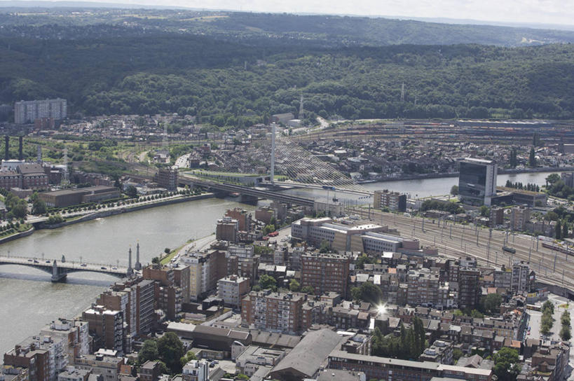 无人,家,横图,俯视,航拍,室外,白天,度假,美景,森林,树林,植物,城市风光,城市,比利时,欧洲,阴影,光线,影子,房屋,屋子,地平线,景观,公寓,辽阔,地面,娱乐,洋房,楼房,住宅,树,树木,蓝色,绿色,蓝天,天空,阳光,自然,天,享受,休闲,广阔,景色,放松,生长,晴朗,成长,一望无际,西欧,鸟瞰,延伸,万里无云,首府,天地相交,比利时王国,无边无际,一马平川,晴空,晴空万里,彩图,高角度拍摄,房子,列日,列日省