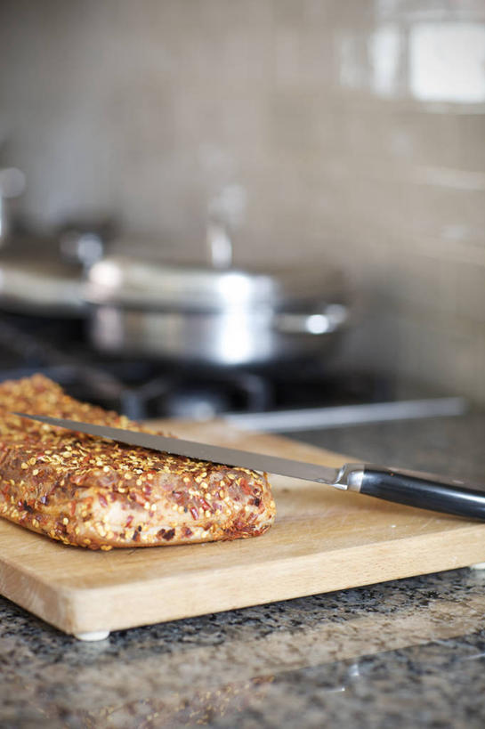 无人,竖图,室内,特写,白天,正面,烹饪,厨房,桌面,桌子,厨具,金属制品,朦胧,模糊,金属,工具,锅子,大理石,肉,案板,刀具,锅,培根,猪肉,肉类,砧板,刀,锅具,电磁炉,菜刀,肉食,烹饪用具,豚肉,切菜刀,大理石制品,烹调用具,烹调,彩图,灶间,烟肉,腌熏,电磁灶,火锅炉