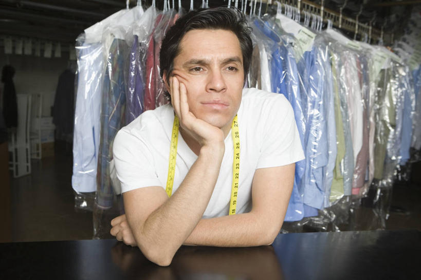 西方人,一个人,店员,商店,站,横图,室内,白天,正面,桌面,桌子,衣架,欧洲,欧洲人,仅一个男性,仅一个人,许多,撑,吊挂,悬挂,服装,朦胧,模糊,测量,木制,皮尺,刻度,挂,托腮,注视,休闲装,商铺,仅一个年轻男性,衣服,尺,木制品,观察,看,托,站着,营业员,保养,休闲,休闲服,保健,服饰,观看,测量工具,尺子,减肥,察看,腰围尺,关注,瘦身,托下巴,干洗店,量具,量仪,塑料卷尺,市肆,商号,销售人员,单手托腮,男人,男性,年轻男性,白种人,售货员,挂衣架,晾衣架,站立,半身,彩图,店铺