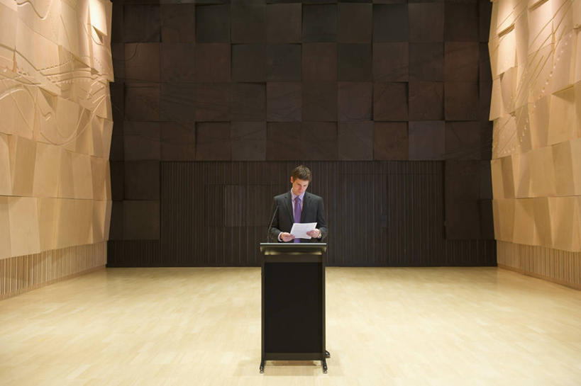 西方人,一个人,商务人士,商务男性,舞台,站,横图,室内,白天,正面,衬衫,欧洲,欧洲人,仅一个男性,仅一个人,握,阴影,套装,光线,材料,档案,文件,影子,墙,灯光,领带,注视,墙壁,墙面,仅一个年轻男性,话筒,讲台,资料,低头,观察,看,站着,握着,观看,察看,麦克风,象征,庄重,关注,扩音器,文档,演说台,商务装,身份,传声器,工薪阶层,演讲台,正式,地位,微音器,男人,男性,年轻男性,白种人,白领,上班族,表演台,站立,彩图,全身,衬衣