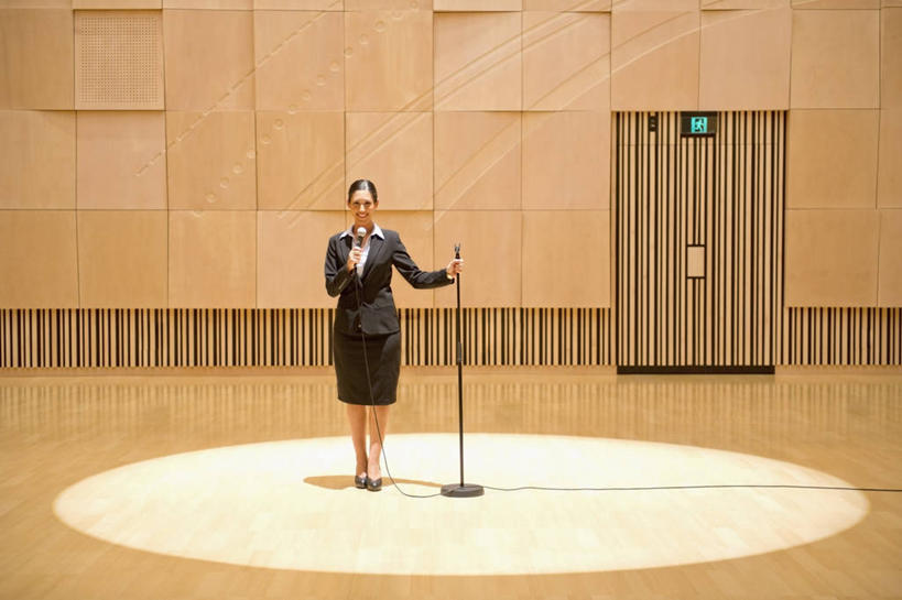 西方人,一个人,商务人士,商务女性,舞台,站,横图,室内,白天,正面,门,欧洲,欧洲人,仅一个年轻女性,仅一个女性,仅一个人,握,阴影,套装,光线,影子,墙,灯光,注视,墙壁,墙面,话筒,门框,观察,看,演讲,站着,握着,报告,观看,察看,麦克风,演说,关注,扩音器,商务装,宣传,传声器,工薪阶层,微音器,鼓动,讲演,年轻女性,女人,女性,白种人,白领,上班族,表演台,站立,彩图,全身