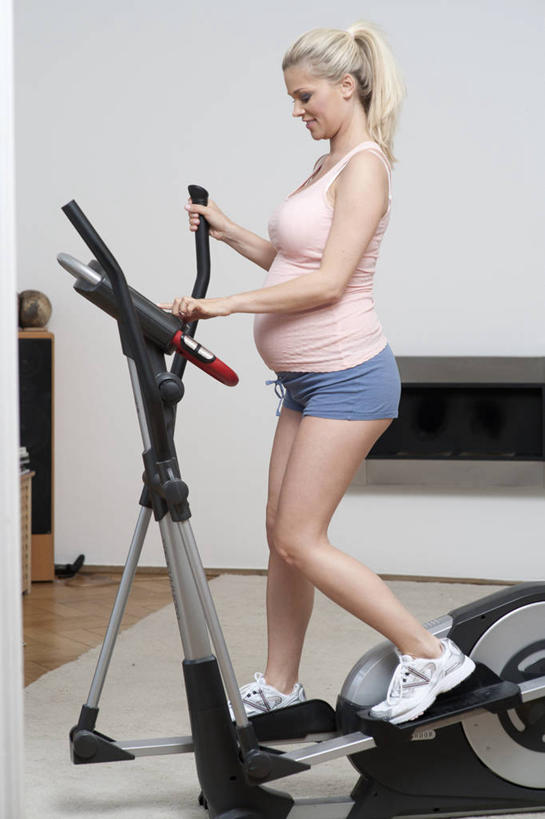 西方人,孕妇,一个人,竖图,室内,白天,侧面,运动服,运动鞋,地板,鞋子,欧洲,欧洲人,仅一个年轻女性,仅一个女性,仅一个人,握,阴影,服装,裤子,反射,影子,墙,地面,注视,运动器械,运动裤,踩,木地板,墙壁,墙面,衣服,白色,踩着,低头,观察,看,怀孕,健身器械,握着,服饰,观看,休闲鞋,察看,待产,衣着,穿着,关注,健身器材,妊娠,准妈妈,衣饰,漫步机,太空漫步机,年轻女性,女人,女性,白种人,产妇,彩图,全身,运动器材,运动装