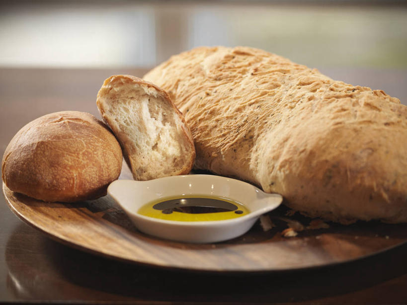 点心,面包,无人,横图,俯视,室内,特写,白天,餐桌,桌子,餐具,阴影,朦胧,模糊,反射,木制,碟子,盘,影子,醋,调料,食用油,油,橄榄油,面点,案板,调味品,调味料,砧板,糕点,三个,盘子,木制品,碟,餐台,横截面,剖面,植物油,陈醋,截面,截面图形,彩图,高角度拍摄