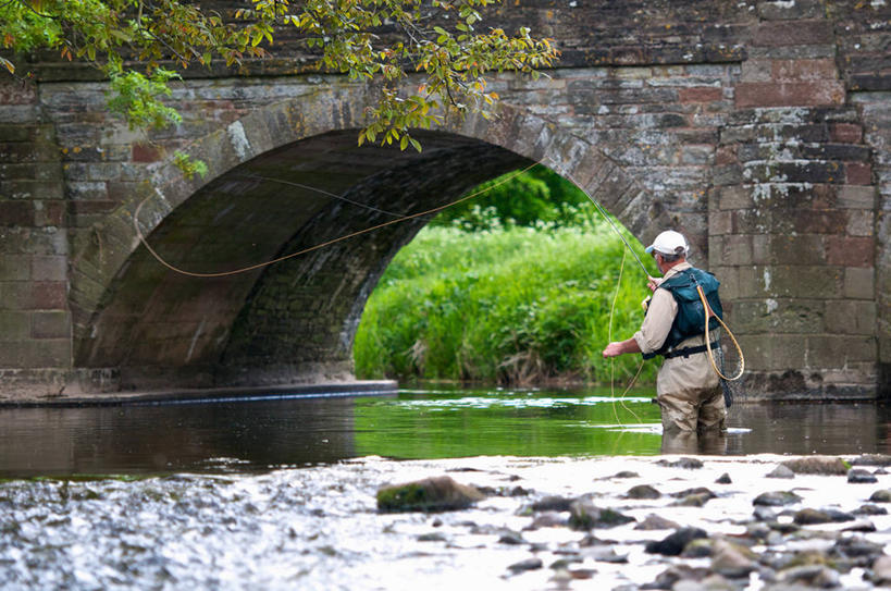 西方人,一个人,站,横图,室外,白天,垂钓,草地,草坪,河流,石头,水,植物,帽子,钓鱼竿,欧洲,欧洲人,仅一个男性,仅一个人,握,阴影,服装,光线,背心,石子,影子,河水,水流,桥,休闲装,运动帽,石桥,拱桥,栈桥,草,背面,衣服,绿色,阳光,站着,仅一个老年男性,休闲,休闲服,鸭舌帽,握着,服饰,拱形,人行桥,石拱桥,渔具,老年男性,男人,男性,白种人,钓竿,鱼竿,石块,岩石,站立,彩图,全身,钓鱼,垂纶
