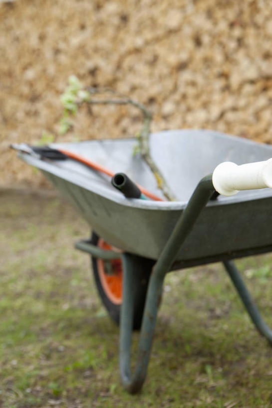 无人,竖图,室外,白天,正面,草地,草坪,植物,一辆,修剪,阴影,朦胧,模糊,光线,工具,剪刀,影子,园艺工具,园艺,车,草,一个,绿色,阳光,手推车,交通工具,独轮车,单个,裁剪,剪子,剪裁,切割,载具,篱笆剪,整篱剪,彩图,大平剪,绿篱剪