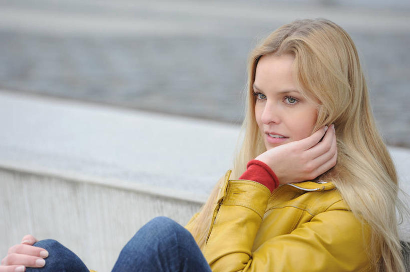 西方人,一个人,坐,笑,微笑,横图,室外,白天,侧面,欧洲,欧洲人,仅一个年轻女性,仅一个女性,仅一个人,撑,服装,托腮,注视,休闲装,衣服,黄色,观察,看,托,休闲,休闲服,服饰,观看,察看,关注,托下巴,双手托腮,年轻女性,女人,女性,白种人,坐着,半身,彩图