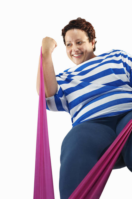 西方人,一个人,站,拉,笑,微笑,露齿笑,竖图,室内,白天,白色背景,仰视,锻炼,运动,欧洲,欧洲人,仅一个女性,仅一个人,服装,注视,休闲装,运动器械,衣服,观察,看,站着,仅一个中年女性,休闲,休闲服,健身器械,摄影,服饰,影棚,观看,察看,关注,健身器材,阻力带,体育,女人,女性,中年女性,白种人,站立,半身,彩图,低角度拍摄,影棚拍摄,健身,拍摄,运动器材