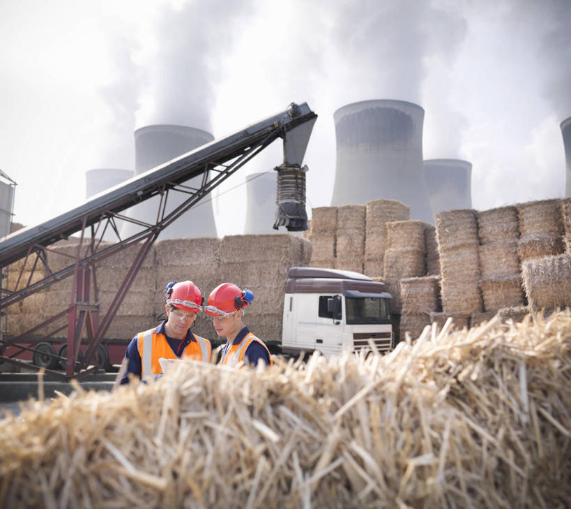 西方人,两个人,伙伴,朋友,工厂,站,搬运,横图,室外,白天,正面,工作服,制服,友谊,合作,团队,烟囱,卡车,微型货车,帽子,欧洲,欧洲人,环保,传输,头盔,烟雾,集装箱,注视,工人,安全帽,交通工具,观察,看,站着,战略,运输,集装箱车,能源,观看,货车,回收,传送带,资源,察看,便利,传送,关注,载具,传输带,利用,货运车,低碳,循环,联合,合谋,方便,工作制服,持续,配合,协作,男人,男性,年轻男性,中年男性,白种人,载重汽车,站立,半身,彩图,工作套服,工地,制造厂,安全服,反光背心,反光服,反光衣