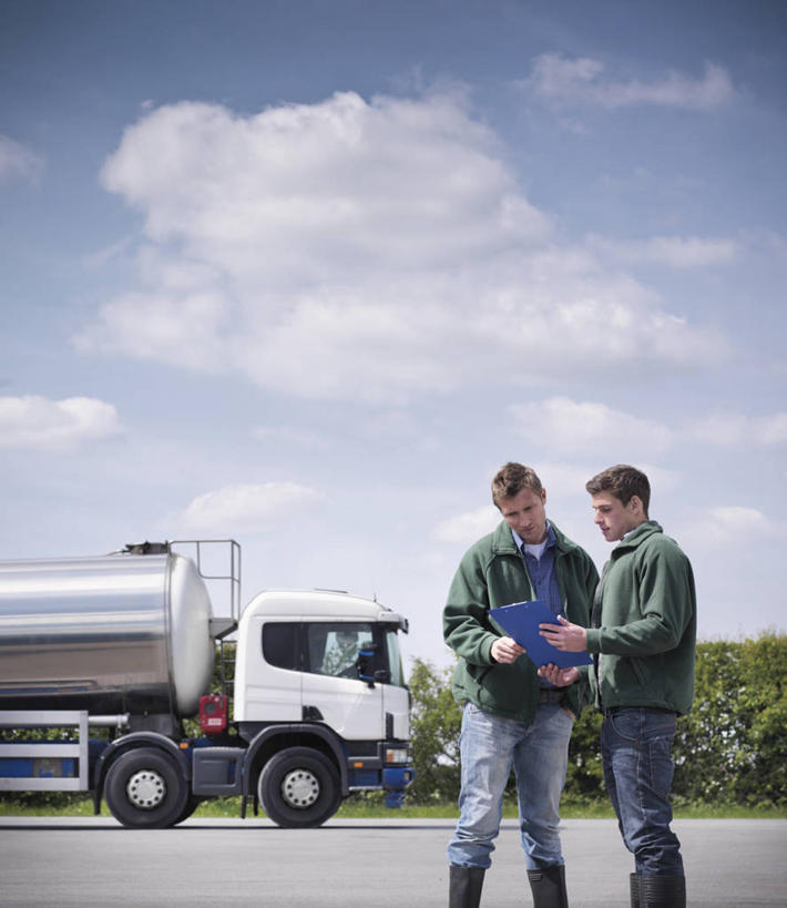西方人,两个人,伙伴,朋友,农民,站,竖图,室外,白天,正面,工作服,制服,友谊,合作,团队,树林,植物,道路,路,公路,欧洲,欧洲人,握,阴影,服装,光线,材料,档案,文件,影子,纸,云,云朵,交通,拿,云彩,拿着,注视,车,树,树木,衣服,蓝色,绿色,白云,蓝天,天空,阳光,自然,手稿,资料,交通工具,天,低头,观察,看,站着,战略,握着,服饰,生长,晴朗,成长,观看,证明,察看,衣着,穿着,关注,载具,文档,油罐车,联合,合谋,垂头,工作制服,衣饰,电脑税控加油车,拉油车,流动加油车,石油运输车,食用油运输车,引油槽车,运油车,装油车,配合,协作,男人,男性,年轻男性,中年男性,白种人,晴空,马路,佃农,农场主,农夫,农工,乡下人,小农,庄稼人,站立,半身,彩图,工作套服