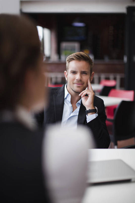 西方人,背部,两个人,同事,商务人士,商务男性,商务女性,餐厅,公园,坐,笑,微笑,竖图,室内,白天,正面,衬衫,成功,合作,团队,集体,信心,餐桌,桌子,欧洲,新西兰,欧洲人,撑,套装,朦胧,模糊,时间,时钟,手表,计时,托腮,注视,队伍,钟表,观察,看,托,表,餐台,观看,腕表,察看,领导,国家公园,成就,关注,托下巴,大洋洲,商务装,合伙,领袖,工薪阶层,纽西兰,长白云之乡,峡湾国家公园,新西兰南岛,单手托腮,男人,男性,年轻男性,年轻女性,女人,女性,白种人,白领,上班族,钟,坐着,半身,彩图,衬衣,餐馆,饭店,饭馆,蒂阿瑙湖