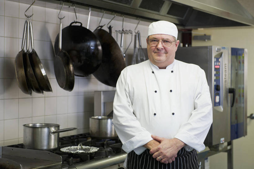 西方人,一个人,厨师,站,笑,微笑,横图,室内,白天,正面,工作服,制服,烹饪,厨房,桌面,桌子,厨具,帽子,金属制品,欧洲,欧洲人,仅一个男性,仅一个人,仅一个中年男性,握,朦胧,模糊,金属,锅子,围裙,眼镜,注视,锅,煤气炉,观察,看,站着,握着,煎锅,锅具,观看,察看,关注,厨师帽,近视眼镜,烹饪用具,工作制服,男人,男性,中年男性,白种人,厨师长,厨子,大厨,主厨,烹调用具,烹调,站立,半身,彩图,工作套服,灶间,厨房料理台,料理台