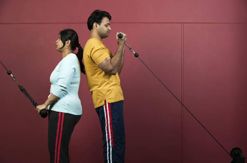 西方人,两个人,健身房,站,横图,室内,白天,侧面,运动服,爱情,锻炼,安全,运动,欧洲,欧洲人,用力,阴影,服装,裤子,反射,影子,墙,浪漫,依靠,注视,娱乐,运动器械,运动裤,墙壁,墙面,衣服,红色,观察,看,倚靠,站着,背靠背,享受,休闲,温暖,温馨,健身器械,恩爱,放松,背对背,恋人,服饰,观看,和睦,察看,衣着,穿着,关注,使劲,健身器材,拉力器,室内运动,衣饰,信任,男人,男性,年轻女性,女人,女性,中年男性,白种人,情侣,站立,半身,彩图,健身,健身馆,伴侣,融洽,运动器材,运动装