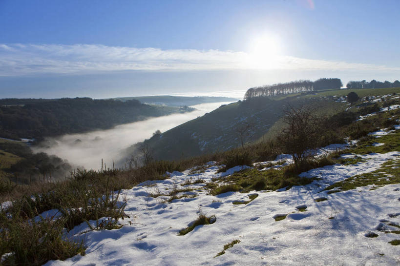 无人,横图,室外,白天,正面,旅游,度假,美景,山,树林,太阳,雪,雪山,植物,大雪,英国,欧洲,阴影,光线,影子,冰,积雪,景观,山峰,雪景,云,云朵,冬季,冬天,山峦,云彩,娱乐,英格兰,树,树木,蓝色,绿色,白云,蓝天,天空,阳光,自然,天,享受,休闲,景色,放松,寒冷,生长,晴朗,成长,冰冷,西欧,自然风光,大不列颠,多塞特郡,大不列颠及北爱尔兰联合王国,严寒,冰凉,酷寒,凛冽,凛凛,极冷,英吉利,多塞特,晴空,彩图,镜头光晕,透镜闪耀,眩光,行政区,西南英格兰,大不列颠王国,大英帝国,联合王国,日不落帝国