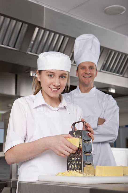 奶酪,西方人,两个人,学生,教师,厨师,站,笑,双手交叉,微笑,露齿笑,竖图,室内,白天,正面,工作服,制服,纯洁,厨房,桌面,桌子,餐具,帽子,金属制品,欧洲,欧洲人,握,阴影,反射,金属,碟子,工具,盘,刨丝器,围裙,影子,墙,干酪,起司,刀具,芝士,营养,注视,墙壁,墙面,盘子,碟,刀,观察,看,站着,乳酪,可爱,童年,童趣,握着,观看,察看,乳制品,双手抱胸,关注,厨师帽,发酵,童真,烂漫,无邪,乳酪磨碎器,工作制服,天真,男人,男性,女孩,女性,中年男性,白种人,厨师长,厨子,大厨,讲师,教授,老师,主厨,站立,半身,彩图,工作套服,灶间,厨房料理台,奶酪刨丝器,料理台