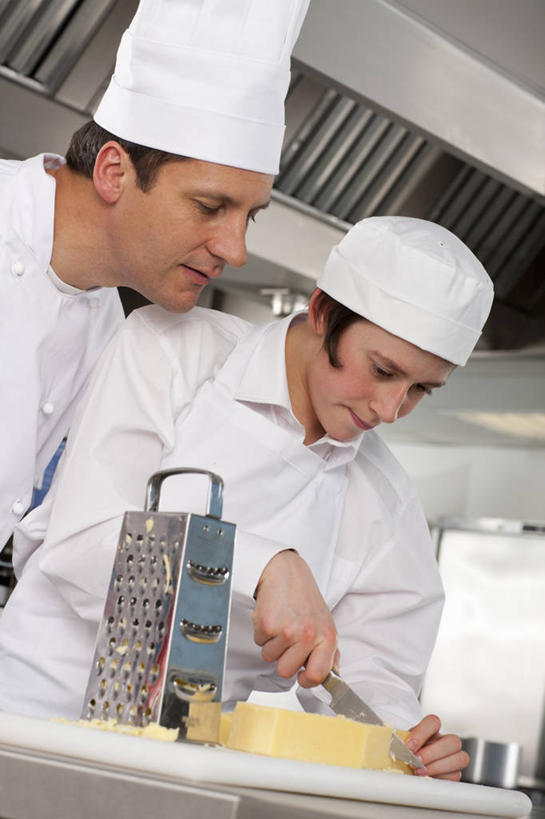 奶酪,西方人,两个人,学生,教师,厨师,站,竖图,室内,白天,正面,工作服,制服,纯洁,厨房,桌面,桌子,餐具,帽子,金属制品,欧洲,欧洲人,切开,握,阴影,反射,金属,碟子,工具,盘,刨丝器,围裙,影子,墙,干酪,起司,刀具,芝士,营养,注视,指点,墙壁,墙面,盘子,碟,刀,低头,观察,看,切,站着,乳酪,可爱,童年,童趣,指示,握着,观看,指导,察看,乳制品,关注,厨师帽,发酵,剖面,童真,烂漫,无邪,切面,乳酪磨碎器,工作制服,奶酪刀,芝士刀,天真,男孩,男人,男性,中年男性,白种人,厨师长,厨子,大厨,讲师,教授,老师,主厨,站立,半身,彩图,工作套服,灶间,厨房料理台,奶酪刨丝器,料理台