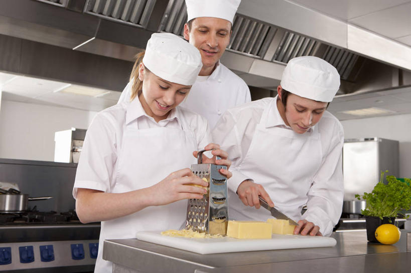 奶酪,西方人,三个人,伙伴,朋友,学生,教师,厨师,站,横图,室内,白天,正面,工作服,制服,友谊,纯洁,厨房,桌面,桌子,餐具,帽子,金属制品,欧洲,欧洲人,切开,握,阴影,反射,金属,碟子,工具,盘,刨丝器,围裙,影子,墙,干酪,起司,刀具,芝士,营养,注视,指点,墙壁,墙面,盘子,碟,刀,低头,观察,看,切,站着,同学,乳酪,可爱,童年,童趣,指示,握着,观看,指导,察看,乳制品,校友,关注,厨师帽,发酵,剖面,童真,烂漫,无邪,切面,乳酪磨碎器,同窗,学友,工作制服,奶酪刀,芝士刀,天真,友情,男孩,男人,男性,女孩,女性,中年男性,白种人,厨师长,厨子,大厨,讲师,教授,老师,主厨,站立,半身,彩图,工作套服,灶间,厨房料理台,奶酪刨丝器,料理台