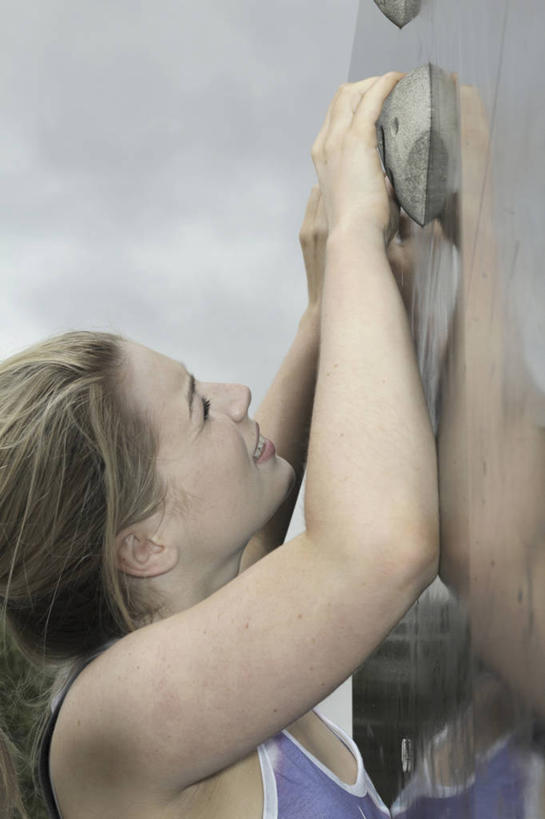 西方人,一个人,举,竖图,室外,白天,侧面,运动服,锻炼,旅游,度假,运动,石头,欧洲,欧洲人,仅一个年轻女性,仅一个女性,仅一个人,握,服装,石子,墙,乌云,岩壁,云,阴天,云朵,云彩,注视,娱乐,墙壁,墙面,衣服,天空,天,观察,看,托,享受,休闲,放松,握着,服饰,观看,察看,昏暗,衣着,阴沉,穿着,关注,室外运动,户外运动,衣饰,攀岩墙,年轻女性,女人,女性,白种人,石块,岩石,举起,举手,举着,抬头,向上举,向上伸,向上托,仰头,半身,彩图,健身,运动装