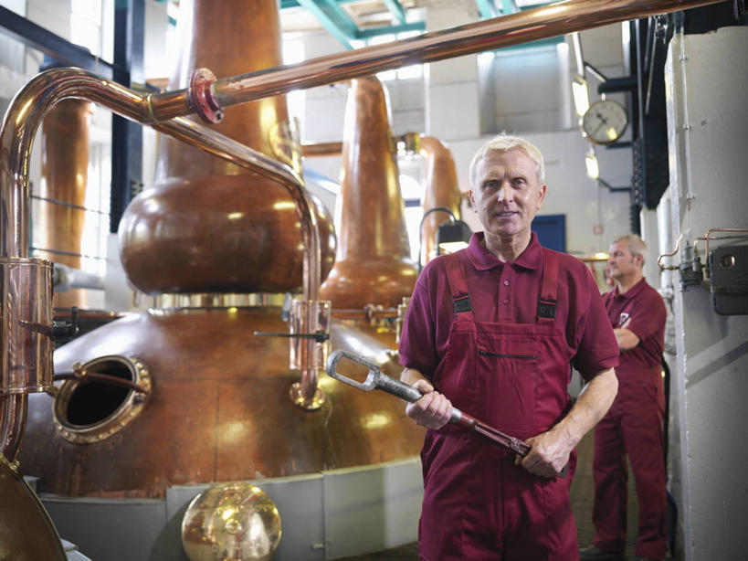 威士忌,西方人,两个人,同事,技术人员,工厂,站,笑,微笑,露齿笑,横图,室内,白天,正面,工作服,制服,成功,合作,团队,集体,信心,车间,机器,欧洲,欧洲人,握,酒类,拿,拿着,扭头,队伍,酒,饮料,工人,站着,转头,机械,握着,领导,成就,合伙,领袖,烈酒,工作制服,老年男性,男人,男性,中年男性,白种人,员工,技术员,抬头,仰头,站立,半身,彩图,工作套服,制造厂,匠人,劳动者,体力工,技工