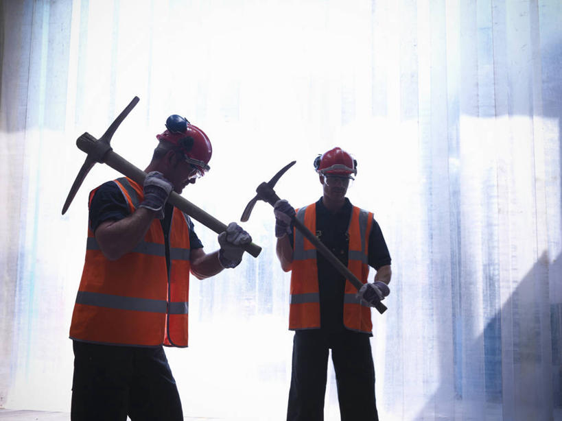 西方人,两个人,同事,建筑工人,站,举,横图,室内,白天,正面,工作服,制服,安全,成功,合作,团队,集体,信心,窗户,窗帘,落地窗,帽子,欧洲,欧洲人,握,朦胧,模糊,装饰,工具,头盔,眼镜,防护,背光,拿,拿着,注视,队伍,玻璃窗,工人,帘子,安全帽,手套,建筑工地,低头,观察,看,托,站着,遮阳,握着,观看,护目镜,保护,华丽,修饰,点缀,察看,领导,成就,关注,保险,斧头,合伙,领袖,逆光,鹤嘴斧,保全,周全,安稳,安定,衬托,美观,雅致,雅观,防护手套,斧子,地盘,建筑地盘,施工地盘,安全防护眼镜,工作制服,平安,男人,男性,中年男性,白种人,员工,建筑工,举起,举手,举着,向上举,向上伸,向上托,站立,半身,彩图,工作套服,工地,匠人,劳动者,体力工,防护眼镜