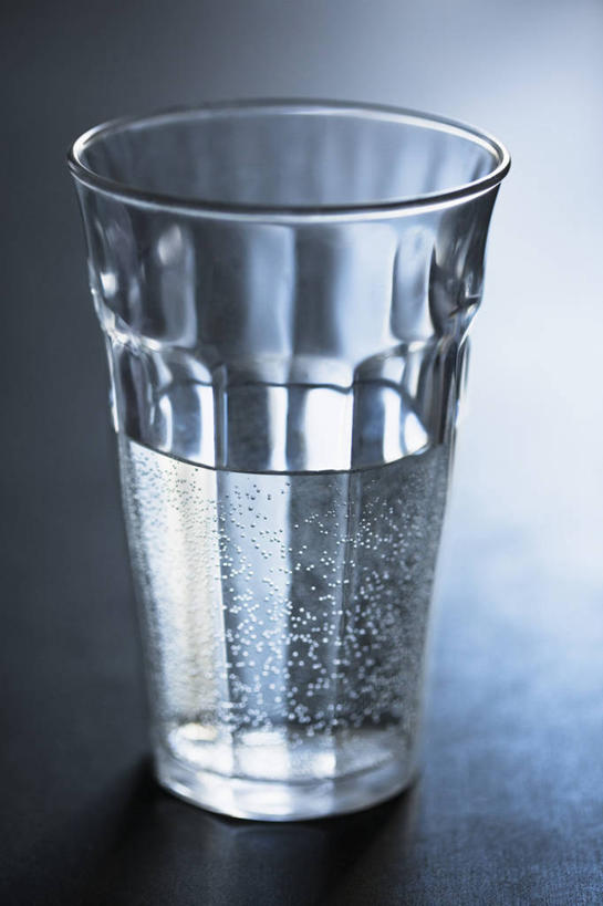 无人,竖图,俯视,室内,特写,白天,杯子,灰色背景,透明,饮品,玻璃制品,饮料,泡泡,水杯,摄影,影棚,可口,能量,补充,通明,适口,玻璃杯,彩图,高角度拍摄,影棚拍摄,拍摄