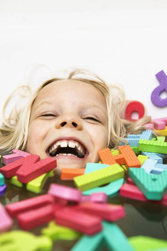 西方人,儿童,一个人,笑,微笑,露齿笑,竖图,俯视,室内,白天,游戏,纯洁,水,玩具,欧洲,欧洲人,仅一个女性,仅一个人,英文,标志,文字,液体,字符,字母,水滴,玩,注视,娱乐,标识,小孩,容器,观察,看,张嘴,仅一个小孩,休闲,浴盆,可爱,童年,童趣,益智,观看,活动,储藏,英文字母,察看,储存,发泄,关注,消遣,智力,澡盆,张大嘴巴,童真,烂漫,无邪,宣泄,天真,女孩,女人,女性,白种人,孩子,张开嘴,抬头,玩耍,嬉戏,仰头,半身,彩图,高角度拍摄,贮存,女生