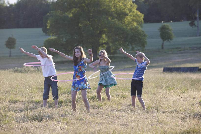 西方人,儿童,四个人,伙伴,朋友,站,举,伸展双臂,笑,微笑,露齿笑,横图,室外,白天,正面,锻炼,友谊,纯洁,运动,草地,草坪,植物,欧洲,欧洲人,摇摆,阴影,服装,朦胧,模糊,光线,墨镜,眼镜,影子,墙,扭头,注视,休闲装,运动器械,墙壁,墙面,草,树,树木,小孩,衣服,绿色,阳光,自然,太阳镜,太阳眼镜,观察,看,托,站着,转头,休闲,休闲服,健身器械,遮阳镜,可爱,童年,童趣,服饰,生长,成长,观看,摇曳,察看,关注,呼啦圈,摇晃,健身器材,童真,烂漫,无邪,健身圈,扭捏,摇荡,体育,天真,友情,女孩,女人,女性,白种人,敞开双臂,举起,举手,举着,伸开双臂,向上举,向上伸,向上托,展开双肩,站立,张开手臂,张开双臂,彩图,全身,健身,运动器材,女生