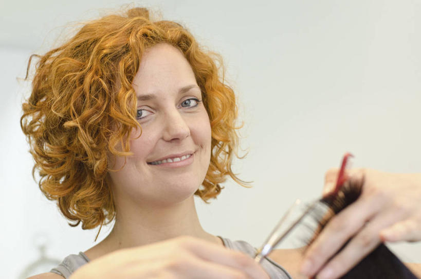 西方人,脸,头,脸颊,手,头发,一个人,理发师,站,笑,微笑,露齿笑,横图,室内,特写,白天,正面,欧洲,欧洲人,双手,仅一个女性,仅一个人,修剪,服装,朦胧,模糊,工具,剪刀,梳子,扭头,注视,休闲装,肩膀,一个,剃头,衣服,日用品,观察,看,站着,转头,仅一个中年女性,休闲,手部,休闲服,金色,服饰,单个,观看,裁剪,察看,剪子,剪裁,切割,关注,美发用品,女人,女性,中年女性,白种人,头部,卷发,脸部,脸蛋,面部,发型师,理发员,美发师,站立,半身,彩图,理发