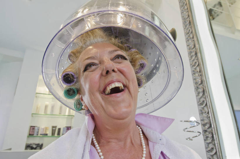 西方人,脸,头,脸颊,一个人,商店,坐,笑,大笑,横图,室内,特写,白天,仰视,兴奋,天花板,项链,欧洲,欧洲人,仅一个女性,仅一个人,一排,许多,护肤,服装,整齐,纺织物,工具,洗发水,墙,很多,注视,休闲装,设备,商铺,肩膀,架子,墙壁,墙面,装饰品,排列,衣服,饰品,首饰,毛巾,观察,看,清洁,张嘴,仅一个中年女性,保养,享受,休闲,休闲服,洗发液,放松,保健,服饰,洗发露,观看,理发店,保暖,卷发棒,卷发器,察看,护肤品,队列,关注,香波,护肤用品,美发店,舒缓,张大嘴巴,烫发机,烫发器,透气,美容店,防水,去污,控油,哈哈大笑,美发工具,市肆,商号,储水,耐磨,吸水,塑料卷发棒,美发设备,女人,女性,中年女性,白种人,头部,脸部,脸蛋,面部,张开嘴,抬头,仰头,坐着,半身,彩图,低角度拍摄,高兴,狂笑,店铺,洗发精,洗发香波