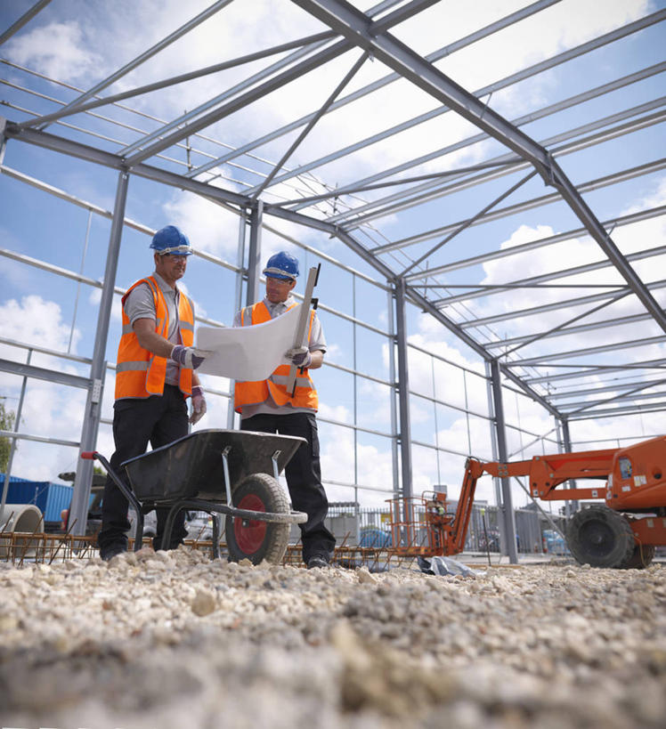 西方人,两个人,同事,建筑工人,站,竖图,室外,白天,仰视,工作服,制服,安全,成功,合作,团队,集体,信心,技术,窗户,落地窗,建筑,帽子,欧洲,欧洲人,握,阴影,光线,头盔,图纸,影子,支架,泥土,土壤,云,云朵,防护,设计图,拿,云彩,拿着,扭头,注视,设备,队伍,玻璃窗,架子,脚手架,车,施工,工人,蓝色,白云,蓝天,天空,阳光,安全帽,手套,手推车,建筑工地,交通工具,天,低头,观察,看,站着,转头,机械,起重机,工程车,握着,独轮车,晴朗,观看,保护,支撑,固定,工程,察看,领导,成就,关注,载具,保险,合伙,领袖,工程图,草图,蓝图,推土机,保全,周全,安稳,安定,防护手套,地盘,建筑地盘,施工地盘,交通运输,工作制服,工作车,施工车,平安,男人,男性,中年男性,白种人,设计,员工,晴空,建筑工,站立,彩图,低角度拍摄,全身,工作套服,工地,安全服,反光背心,反光服,反光衣,匠人,劳动者,体力工,稳固