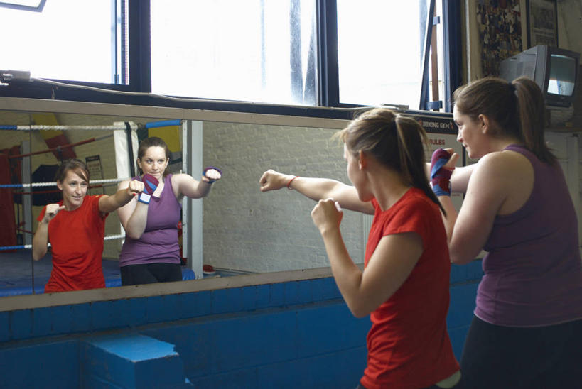 西方人,两个人,拳击手,健身房,站,横图,室内,白天,运动服,锻炼,比赛,运动,拳击,窗户,镜子,欧洲,欧洲人,握,阴影,服装,装饰,反射,影子,墙,注视,玻璃窗,墙壁,墙面,背面,衣服,蓝色,手套,观察,看,握拳,站着,教练,温暖,便捷,握着,遮,遮掩,服饰,观看,保暖,华丽,点缀,镜像,察看,便利,掩盖,遮挡,打击,衣着,御寒,镜面,穿着,关注,灵活,进攻,遮盖,衬托,美观,雅致,雅观,掩饰,衣饰,体育,年轻女性,女人,女性,中年女性,白种人,拳击家,拳击运动员,站立,半身,彩图,健身,健身馆,半截手套,运动装