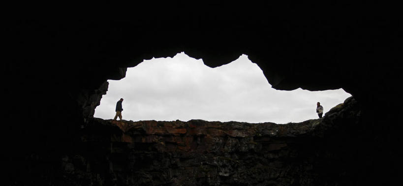 西方人,两个人,站,横图,室外,白天,侧面,爱情,石头,欧洲,欧洲人,阴影,服装,光线,石子,影子,山洞,背光,浪漫,注视,休闲装,衣服,天空,阳光,天,观察,看,站着,休闲,温暖,温馨,休闲服,恩爱,恋人,服饰,观看,和睦,察看,关注,逆光,岩穴,男人,男性,女人,女性,中年男性,中年女性,白种人,情侣,石块,岩石,站立,彩图,全身,伴侣,融洽