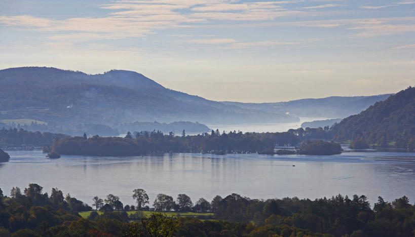 无人,公园,横图,室外,白天,正面,旅游,度假,草地,草坪,湖,湖泊,美景,山,山脉,水,植物,英国,欧洲,阴影,光线,影子,湖面,景观,山峰,水流,水面,云,云朵,山峦,云彩,娱乐,英格兰,草,树,树木,蓝色,绿色,白云,蓝天,天空,阳光,自然,湖水,群山,天,享受,休闲,景色,放松,生长,晴朗,成长,国家公园,西欧,自然风光,大不列颠,大不列颠及北爱尔兰联合王国,英吉利,坎布里亚,坎布里亚郡,湖区,湖区国家公园,英国湖区国家公园,晴空,彩图,行政区,大不列颠王国,大英帝国,联合王国,日不落帝国,西北英格兰