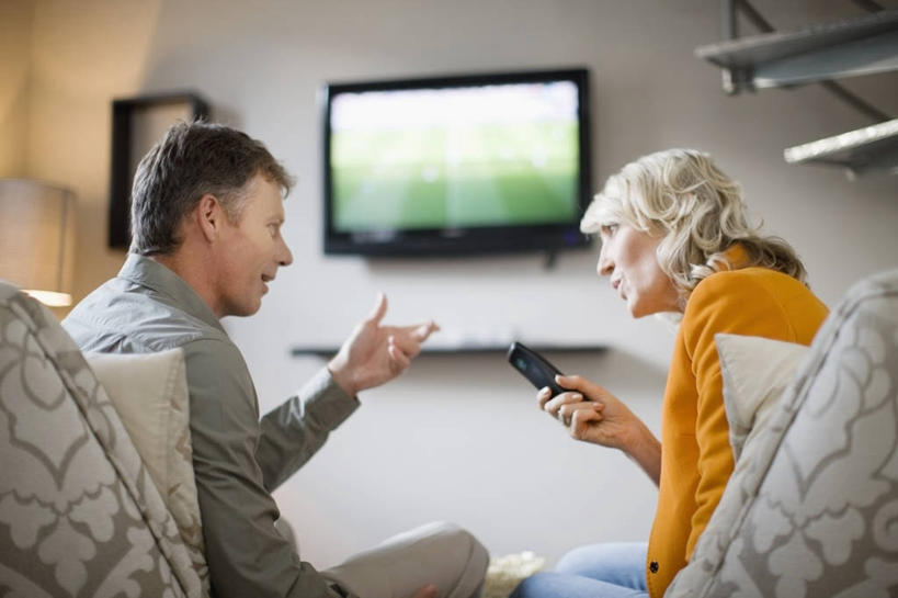 西方人,中年人,两个人,家庭,夫妻,客厅,坐,横图,室内,白天,侧面,爱情,显示器,楼梯,沙发,欧洲,欧洲人,握,阴影,服装,反射,屏幕,影子,阶梯,墙,浪漫,注视,休闲装,显示屏,开关,相视,墙壁,墙面,台阶,一个,衣服,白色,按钮,遥控器,观察,看,休闲,温暖,温馨,一家人,面对面,休闲服,恩爱,握着,恋人,服饰,单个,观看,对视,争吵,和睦,控制,调节,察看,起居室,互视,关注,相对,布艺沙发,输出设备,相看,客堂,争持,按键,男人,男性,女人,女性,中年男性,中年女性,白种人,夫妇,情侣,辩论,坐着,半身,彩图,伴侣,融洽