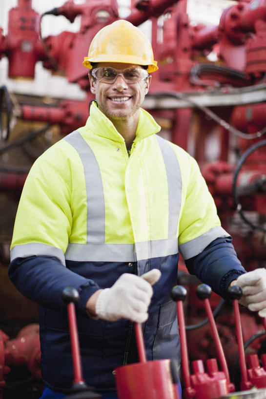 西方人,一个人,站,笑,微笑,露齿笑,竖图,室外,白天,正面,工作服,制服,安全,零件,电路,帽子,欧洲,欧洲人,仅一个男性,仅一个人,仅一个中年男性,关闭,握,阴影,光线,头盔,眼镜,影子,防护,注视,开关,工人,黄色,红色,阳光,安全帽,按钮,手套,打开,观察,看,站着,握着,观看,护目镜,保护,阀门,调节,察看,开启,关注,保险,油井,钻井,钻井平台,保全,周全,安稳,安定,防护手套,闭合,安全防护眼镜,工作制服,稳压,控制杆,平安,男人,男性,中年男性,白种人,员工,站立,半身,彩图,工作套服,截止,安全服,反光背心,反光服,反光衣,导流,分流,匠人,劳动者,体力工,防护眼镜