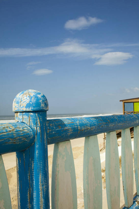 无人,栏杆,竖图,室外,白天,正面,海浪,海洋,美景,沙滩,葡萄牙,欧洲,阴影,光线,沙子,影子,栅栏,海岸,景观,浪花,篱笆,云,云朵,围栏,沙地,云彩,护栏,蓝色,白云,蓝天,天空,阳光,自然,海水,天,景色,晴朗,南欧,自然风光,海景,葡萄牙共和国,大海,风浪,海,海水的波动,海滩,近岸浪,涌浪,晴空,彩图,莱里亚