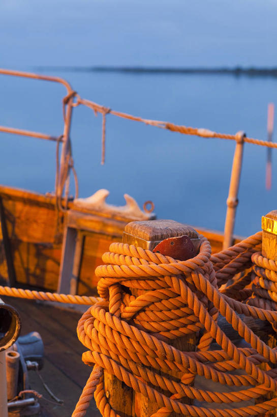 无人,栏杆,码头,竖图,室外,夜晚,正面,旅游,度假,海浪,海洋,美景,港口,船,瑞典,欧洲,柱子,景观,浪花,围栏,木船,娱乐,护栏,蓝色,蓝天,天空,自然,海水,交通工具,天,享受,休闲,景色,放松,晴朗,舟,斯堪的纳维亚,自然风光,载具,北欧,斯堪的那维亚,斯堪的那维亚半岛,斯堪的纳维亚半岛,缆绳,海景,万里无云,系船柱,缆绳桩,缆绳柱,系缆桩,首府,省会,哥得兰岛,哥得兰省,哥特兰,哥特兰省,瑞典王国,维斯比,大海,风浪,海,海水的波动,近岸浪,涌浪,晴空,晴空万里,彩图,摆渡口,埠头,渡口,渡头,港湾,海港,货运码头,口岸,商港