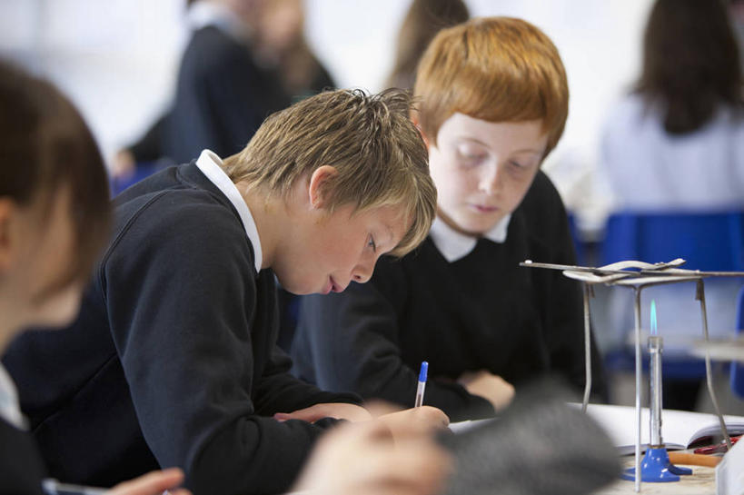 西方人,儿童,伙伴,朋友,学校,坐,横图,室内,白天,正面,制服,友谊,纯洁,实验,仪器,桌子,欧洲,欧洲人,握,服装,朦胧,模糊,研究,分析,化学,测试,笔,火焰,办公用品,记事本,许多人,燃烧,拿,拿着,注视,书桌,校园,水笔,文具,小孩,本子,笔记本,课桌,学习用品,低头,观察,看,一群人,教室,同学,校服,可爱,童年,童趣,握着,观看,文具用品,察看,书写,课堂,校友,关注,童真,烂漫,无邪,学生服,试验耗材,实验用品,本生灯,同窗,学友,灯体,灯芯管,垂头,天真,友情,男孩,男人,男性,女孩,女人,女性,白种人,坐着,半身,彩图,男生,女生