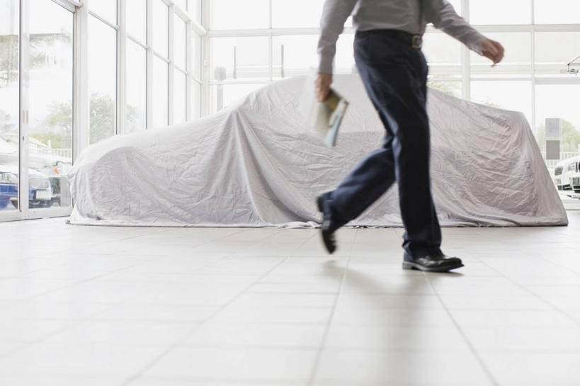 西方人,一个人,店员,商店,走,横图,室内,白天,侧面,购物,阅读,消费,窗户,落地窗,超市,商场,汽车,杂志,欧洲,欧洲人,仅一个男性,仅一个人,仅一个中年男性,握,学习,阴影,服装,反射,布,影子,拿,拿着,休闲装,玻璃窗,车,衣服,交通工具,轿车,看,营业员,休闲,休闲服,读书,浏览,握着,金融,百货,服饰,布匹,载具,选购,贸易,百货公司,防水,血拼,销售人员,防潮,油布,男人,男性,中年男性,白种人,售货员,步行,散步,走路,半身,彩图,购物商场,购物中心,商业中心