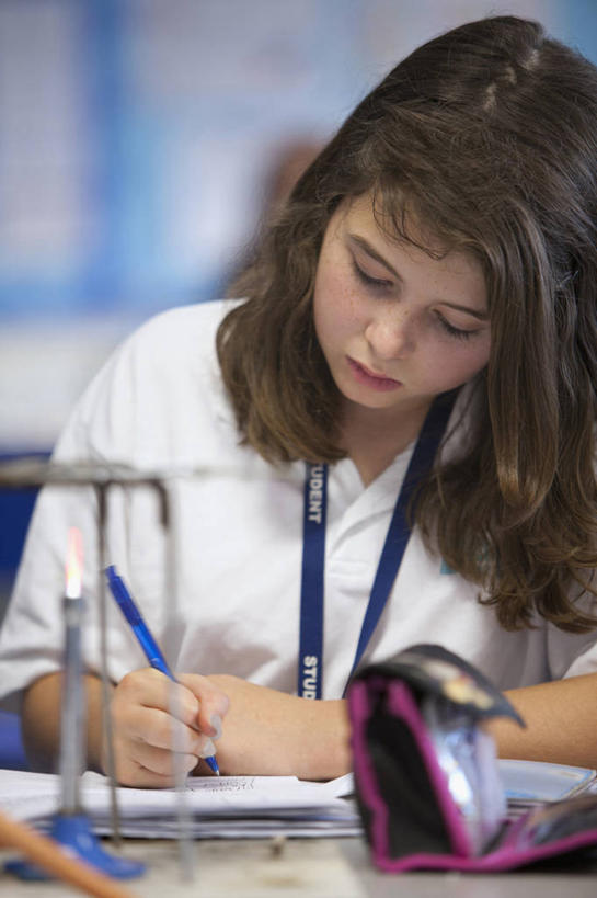 西方人,儿童,一个人,学校,坐,竖图,室内,白天,正面,制服,纯洁,安全,实验,仪器,桌子,欧洲,欧洲人,仅一个女性,仅一个人,握,服装,朦胧,模糊,研究,分析,化学,测试,笔,火焰,眼镜,办公用品,防护,记事本,燃烧,拿,拿着,注视,书桌,校园,水笔,文具,小孩,本子,笔记本,课桌,学习用品,低头,观察,看,仅一个小孩,教室,校服,可爱,童年,童趣,握着,观看,护目镜,保护,文具用品,察看,书写,关注,保险,童真,烂漫,无邪,学生服,试验耗材,实验用品,本生灯,保全,周全,安稳,安定,安全防护眼镜,灯体,灯芯管,平安,天真,女孩,女人,女性,白种人,孩子,坐着,半身,彩图,防护眼镜,女生