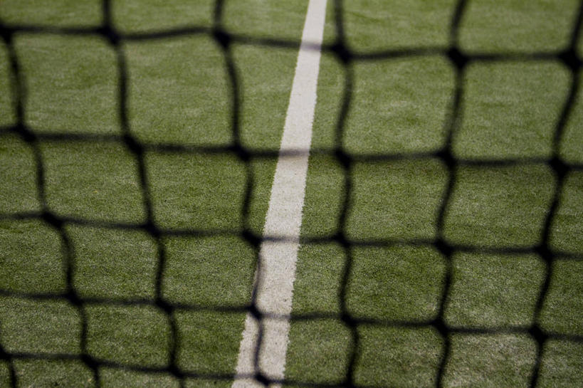 无人,横图,俯视,室外,特写,白天,草地,草坪,植物,阴影,朦胧,模糊,反射,影子,球场,网球场,球网,分界线,场地,草,绿色,白色,网球球网,彩图,高角度拍摄,网球场地,草地球场