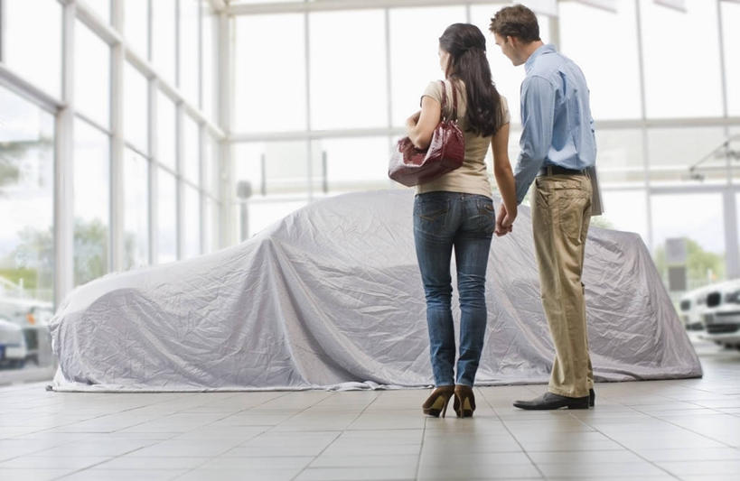 西方人,两个人,商店,站,握手,横图,室内,白天,高跟鞋,爱情,时尚,窗户,落地窗,汽车,鞋子,欧洲,欧洲人,覆盖,服装,裤子,包,皮包,浪漫,牛仔裤,休闲装,商铺,玻璃窗,车,背面,衣服,交通工具,轿车,清洁,站着,休闲,温暖,温馨,休闲服,恩爱,恋人,服饰,保护,单肩包,和睦,时髦,载具,市肆,商号,时兴,男人,男性,年轻男性,年轻女性,女人,女性,白种人,情侣,搀手,拉手,手拉手,手握手,站立,彩图,全身,店铺,车衣,伴侣,融洽,防晒