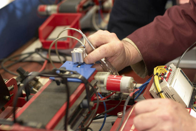 西方人,两个人,伙伴,朋友,工程师,建筑工人,建筑师,站,横图,俯视,室内,白天,工作服,制服,友谊,合作,团队,欧洲,欧洲人,连接,握,组合,电路板,拿,拿着,站着,战略,握着,电焊,焊接,线路板,印刷电路板,紧固,拼接,拼凑,焊枪,拼合,凑集,聚合,撮合,牢固,联合,合谋,电弧焊,工作制服,PCB板铝基板,PCB电路板,超薄电路板,超薄线路板,高频板,配合,协作,男人,男性,年轻男性,中年男性,白种人,技师,建筑工,建筑设计师,站立,半身,彩图,高角度拍摄,工作套服