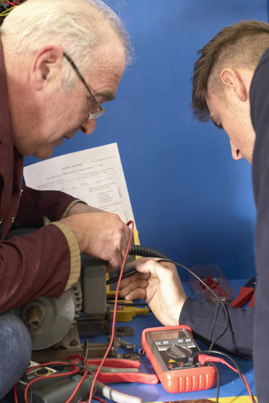 西方人,两个人,伙伴,朋友,工程师,建筑工人,建筑师,蹲,竖图,室内,白天,侧面,工作服,制服,友谊,合作,团队,欧洲,欧洲人,连接,握,组合,电路板,眼镜,拿,拿着,注视,低头,观察,看,战略,握着,观看,电焊,焊接,线路板,印刷电路板,察看,紧固,关注,拼接,拼凑,近视眼镜,焊枪,拼合,凑集,聚合,撮合,牢固,联合,合谋,电弧焊,工作制服,PCB板铝基板,PCB电路板,超薄电路板,超薄线路板,高频板,配合,协作,男人,男性,年轻男性,中年男性,白种人,技师,建筑工,建筑设计师,蹲着,半身,彩图,工作套服